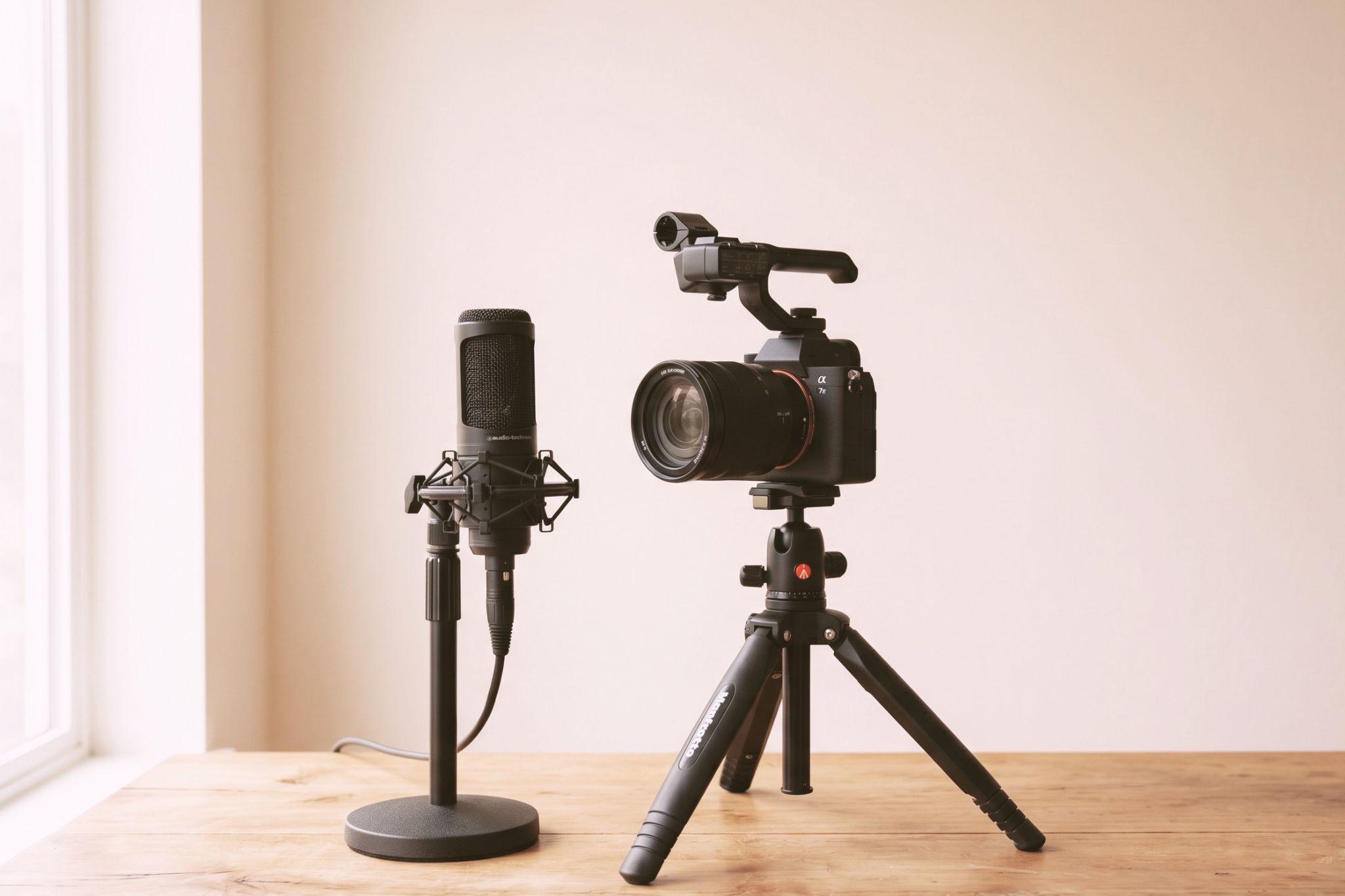 The Forbes Show staví kameru vedle mikrofonu. Video přestává být bonus, stává se hlavním nosičem.